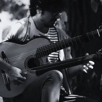 Mahan Mirarab playing fretless guitar — video recording in Kistelek, Hungary